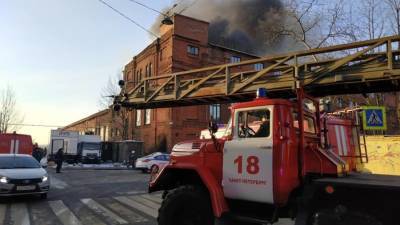 На складе в Санкт-Петербурге загорелось дизтопливо