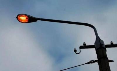 В Тюмени иномарка снесла фонарный столб, пассажирку зажало в машине