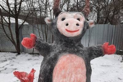 Псковичи делятся фотографиями необычных снеговиков