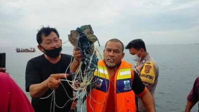 Пассажирский Boeing 737 разбился у побережья Индонезии