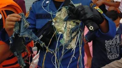 СМИ сообщают о найденных обломках Boeing 737-500 и фрагментах тел у берегов Индонезии
