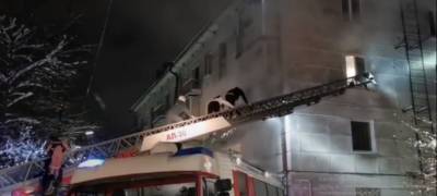 В Петрозаводске людей спасали из горящего дома по пожарной лестнице (ВИДЕО)