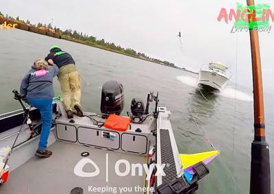 Рыбаки выпрыгнули из лодки за секунду до столкновения с катером: видео