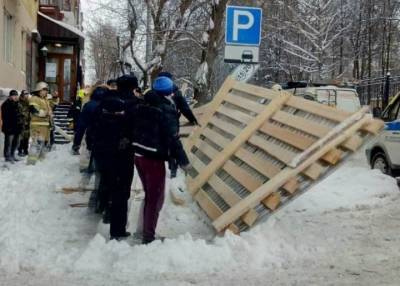Вынимали из-под завалов: в Перми на женщин рухнул деревянный строительный переход