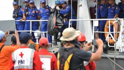 Крушение Boeing в Яванском море: из воды достают обломки самолета и тела погибших