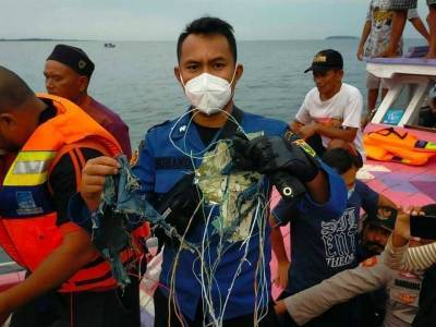 В Сети появились кадры с места гибели Boeing в Индонезии. Найдены фрагменты тел погибших