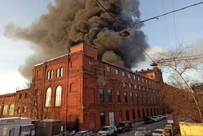 Сильный пожар едва не уничтожил полузаброшенный склад на Васильевском острове