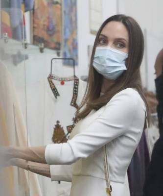 Белое платье + сандалии Fendi: Анджелина Джоли на шопинге в Лос-Анджелесе