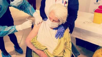 Пережившая Катастрофу еврейка стала первой вакцинированной в Салониках - vesty.co.il - Греция - Салоники