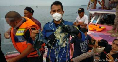 Падение самолета в Индонезии: с места возможной катастрофы появились первые фото