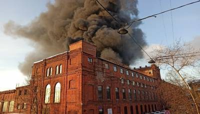 В Петербурге локализовали пожар на складе на Косой линии
