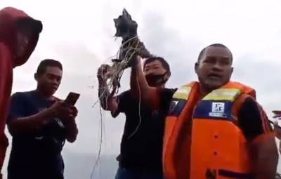 На борту упавшего самолета в Индонезии находились 59 человек