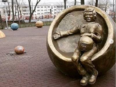 Челябинский памятник с «беременной» Терешковой раскритиковали в соцсетях