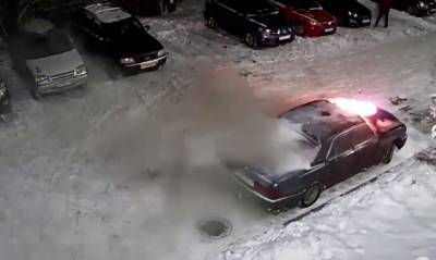 Автомобиль сгорел во дворе жилого дома в Петрозаводске