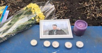 В память о Дэвиде Боуи украинцы принесли цветы к британскому посольству