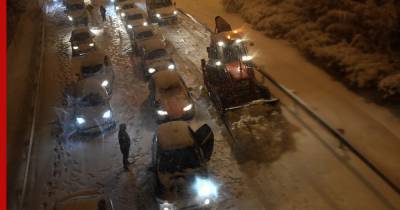 В Испании на помощь автомобилистам в снежной буре направили войска