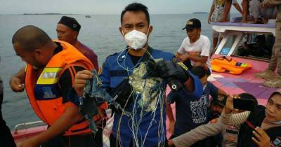 Жители острова в Индонезии рассказали, что слышали звуки взрыва самолета и нашли его обломки в море