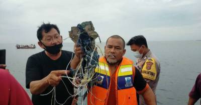 В Сети появилось видео с места авиакатастрофы в Индонезии: нашли обломки