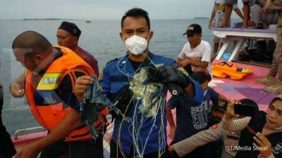 Авиакастрофа в Индонезии: разбился самолет с десятками пассажиров (фото, видео)