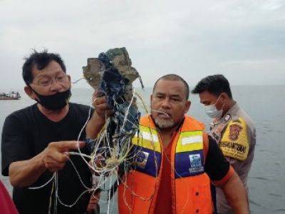 Власти Индонезии объявили о крушении пропавшего самолета