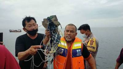 Власти назвали число пассажиров на борту упавшего близ Джакарты самолета