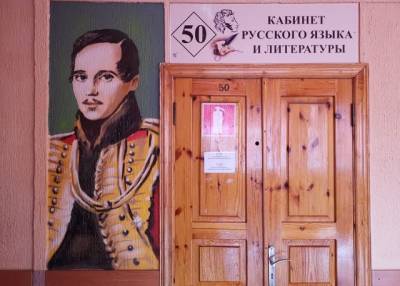 В школах Новороссийска вход в учебные кабинеты украсили портретами писателей и исторических деятелей – Учительская газета
