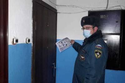 Жителям Новосокольников раздали памятки о мерах пожарной безопасности