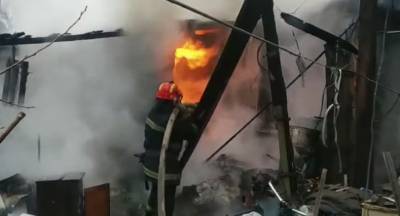 В Лисичанске сгорел жилой дом: людей удалось спасти (видео)