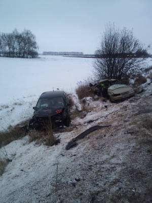 Две машины улетели с дороги в Липецкой области