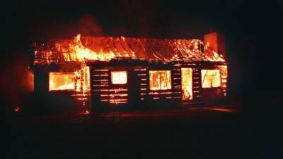 Семь человек погибли при пожаре в частном доме под Тюменью