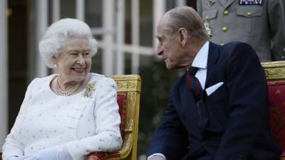 Королева Елизавета II и принц Филипп привились от коронавируса
