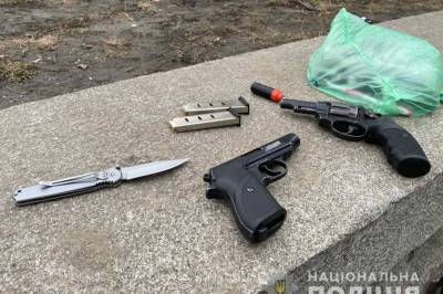 В Кременчуге мужчина возле школы угрожал прохожим оружием