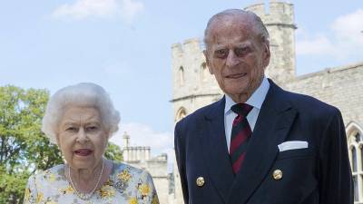 Королева Великобритании Елизавета II и её супруг принц Филипп привились вакциной от коронавируса