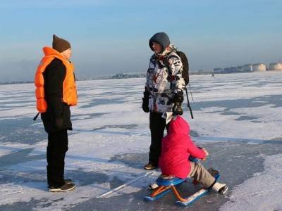 Петербургские рыбаки вышли на тонкий лед с детьми (фото)