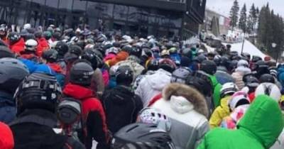 Локдаун в Буковеле: толпы отдыхающих, пробка на 5 км и очереди на подъемники (видео)
