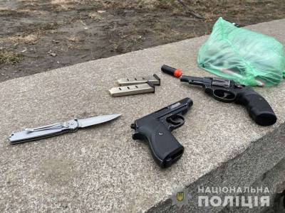 В Кременчуге мужчина рядом со школой угрожал прохожим ножом и пистолетом