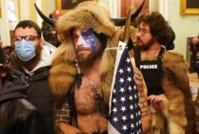 Полиция арестовала "рогатого шамана", ставшего символом погрома в Капитолии