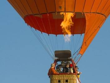 Воздушный шар с людьми упал в море в Сочи