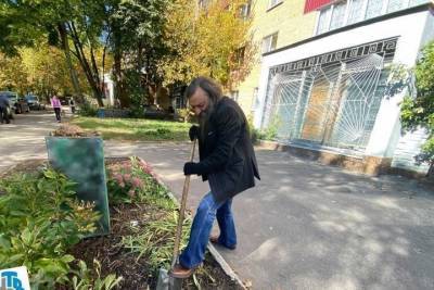 В Курске художник Олег Радин в знак протеста закопал в землю золотую картошку