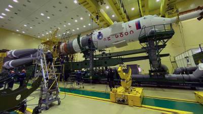 Ракету для полёта участников съёмочной группы на МКС установили на стартовый стол Байконура