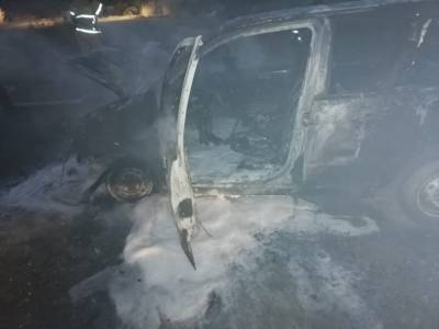 В Ленинском районе Астрахани дотла сгорел автомобиль