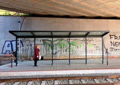 Курьез в Брно: на остановке под мостом установили козырек от дождя
