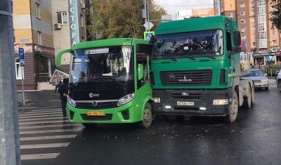В центре Тюмени столкнулись маршрутка и тягач, везущий тракторы