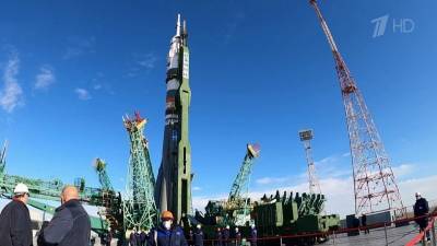 На Байконуре установили ракету-носитель «Союз», которая выведет на орбиту пилотируемый корабль с первым в мире киноэкипажем