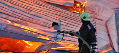 Пожарные два с половиной часа боролись с огнем в промзоне Петрозаводска