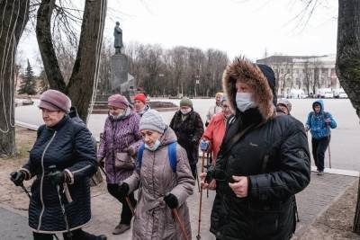 Старушки в Великом Новгороде прогуляются с гериатром в День пожилого человека