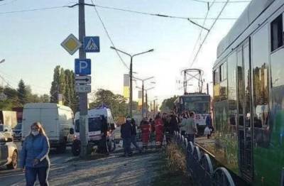 Несчастье произошло с юношей возле ТЦ «Барабашово», фото: "трамвай зацепил и..."