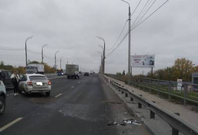 Женщина получила травмы в ДТП на скользком мосту в Твери