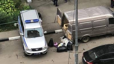 Видео с места обнаружения коробки с телом без ступней в подъезде в Одинцово