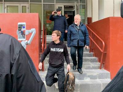 Глава протестного отдела КПРФ, который неделю провел в горкоме партии, покинул здание